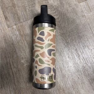 yeti og camo. 18oz bottle w. chug cap.